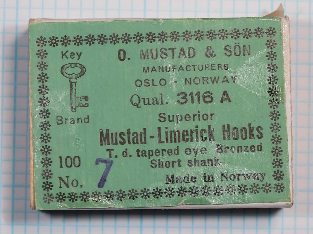 Mustad 3116 A — green cardboard box with Key Brand logo — size 7 — vintage Norwegian packaging