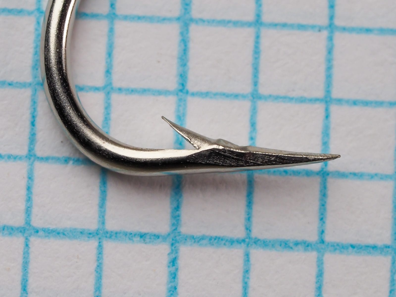 Mustad 1536 Kirby Hook — close-up of superior point geometry — size 6 — tinned finish