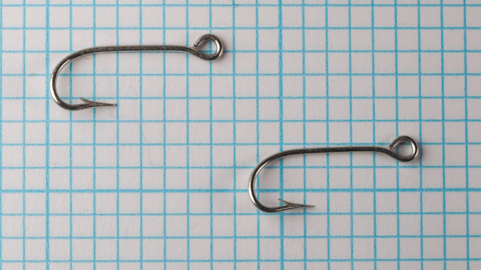 Mustad 1536 Kirby Hooks — two hooks comparison view — size 6 — showing consistency