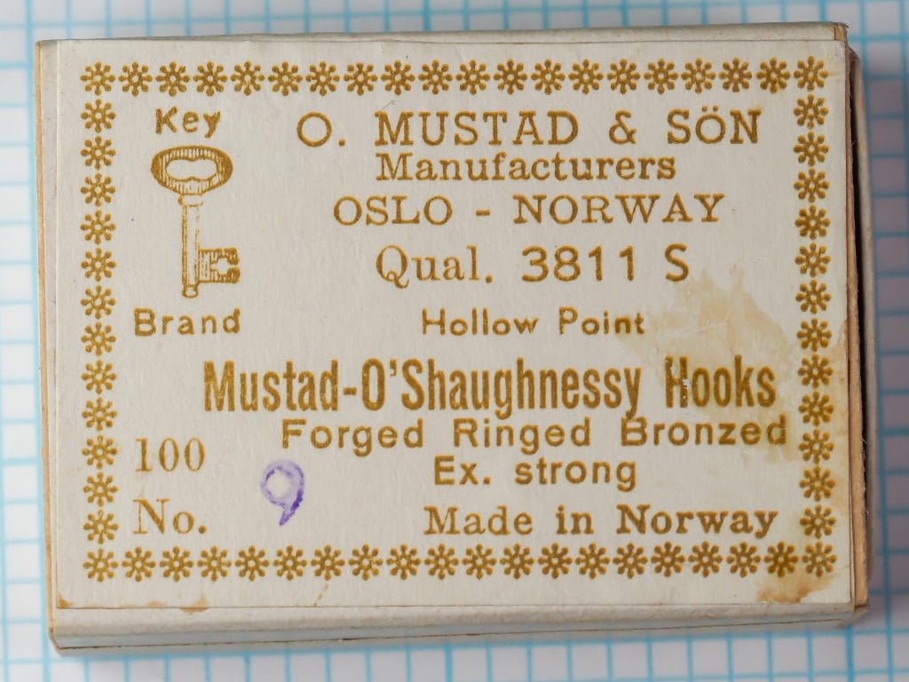 Mustad 3811 S — original yellow printed box label with Key Brand logo, Qual. 3811 S specification, size 9, made in Norway