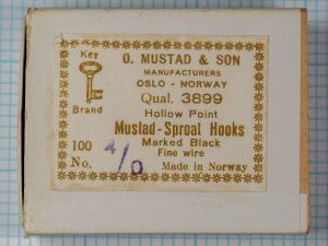 Vintage Mustad 3899 package label marked with handwritten size 4/0 notation.