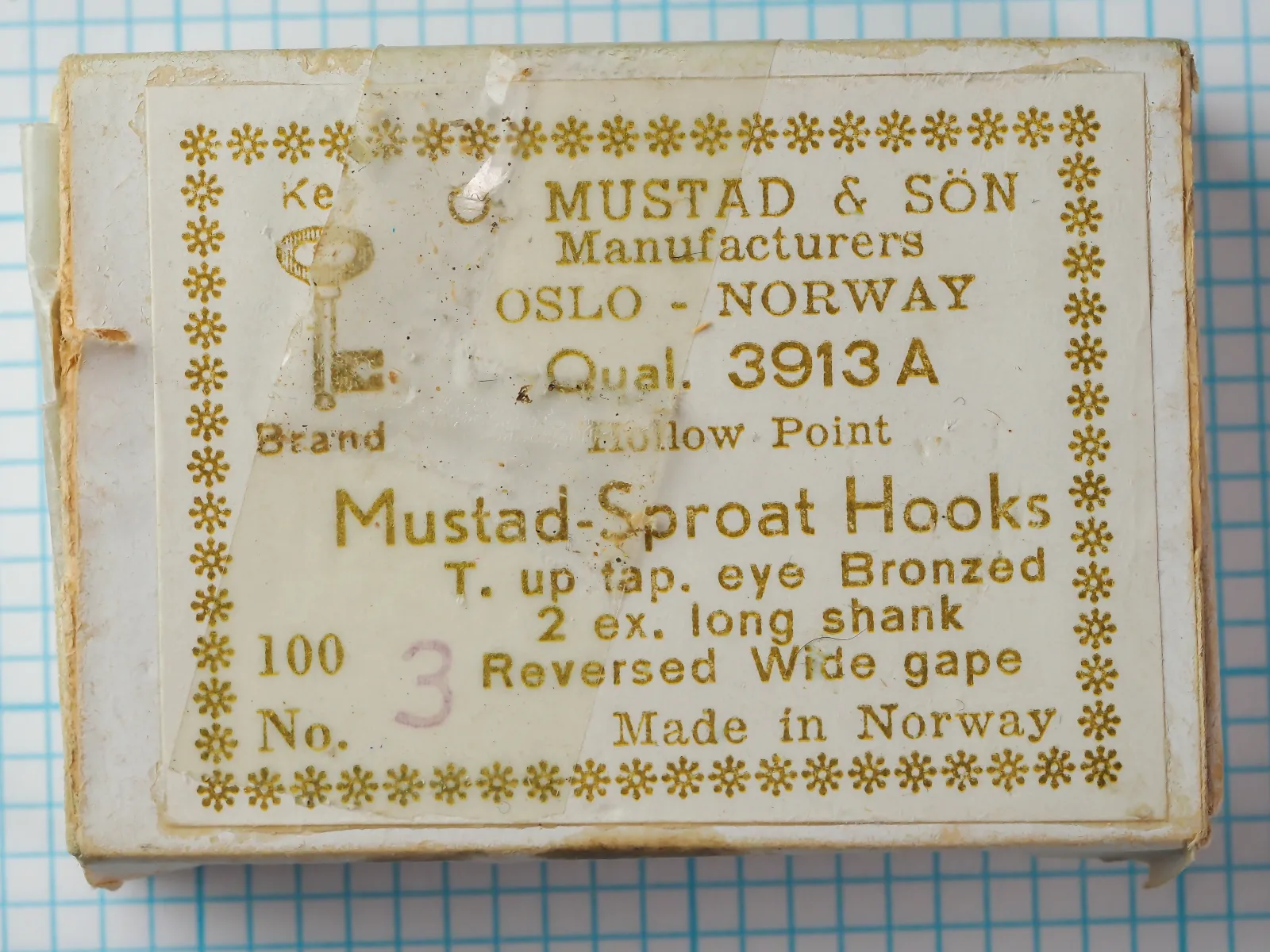 Mustad 3913 A Sproat Hook — packaging label and box — size 3 — vintage Oslo Norway label with gold foil border