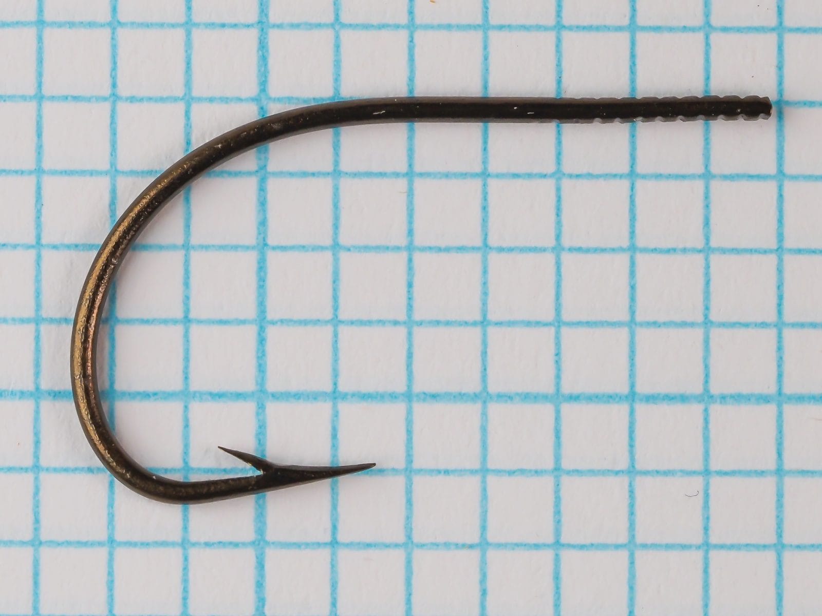 Mustad 3926 Kinsey Hook — full side profile showing bend curvature and marked shank — size 14 — bronzed finish