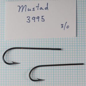 Mustad 3995 reference card variant — two hooks of different sizes (4/0 and 3/0) with handwritten label 'Mustad 3995 3/0' — original packaging documentation