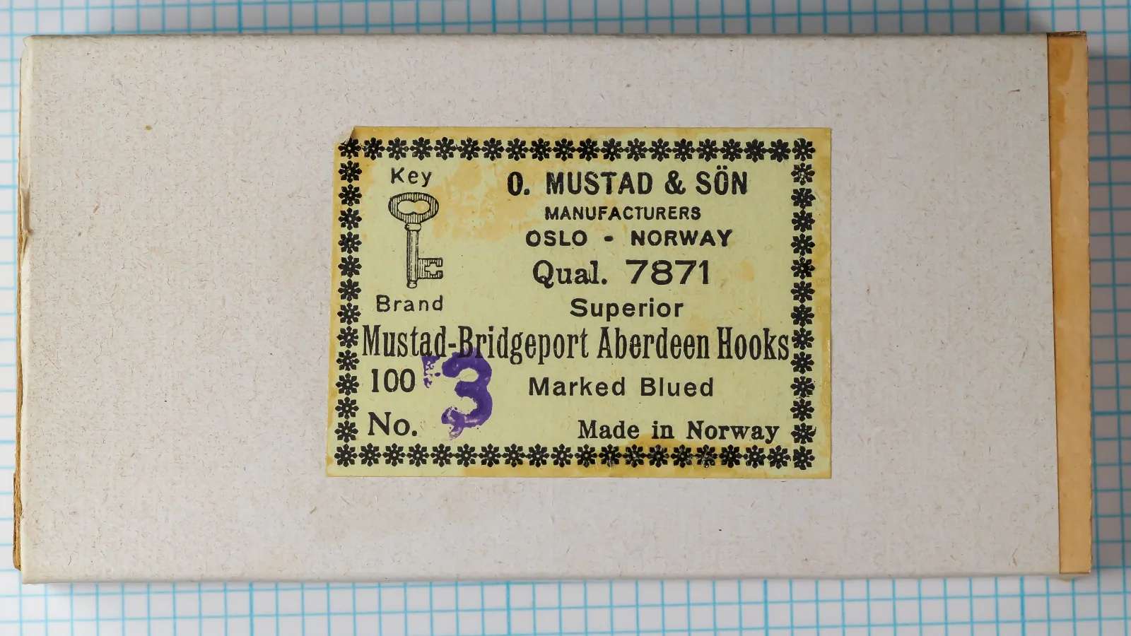 Mustad 7871 Bridgeport Aberdeen — original yellow cardstock label with Key Brand logo, eight-line Mustad typographic system, Oslo-Norway address, and hand-written size notation, size No. 3, 100-count box