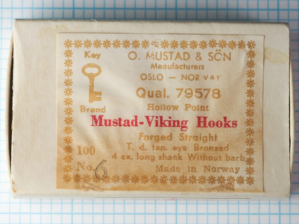 Mustad 79578 Box and Label — vintage cream-colored card with gold-ink eight-line label and Key Brand trademark — size 6 — barbless, forged, bronzed finish