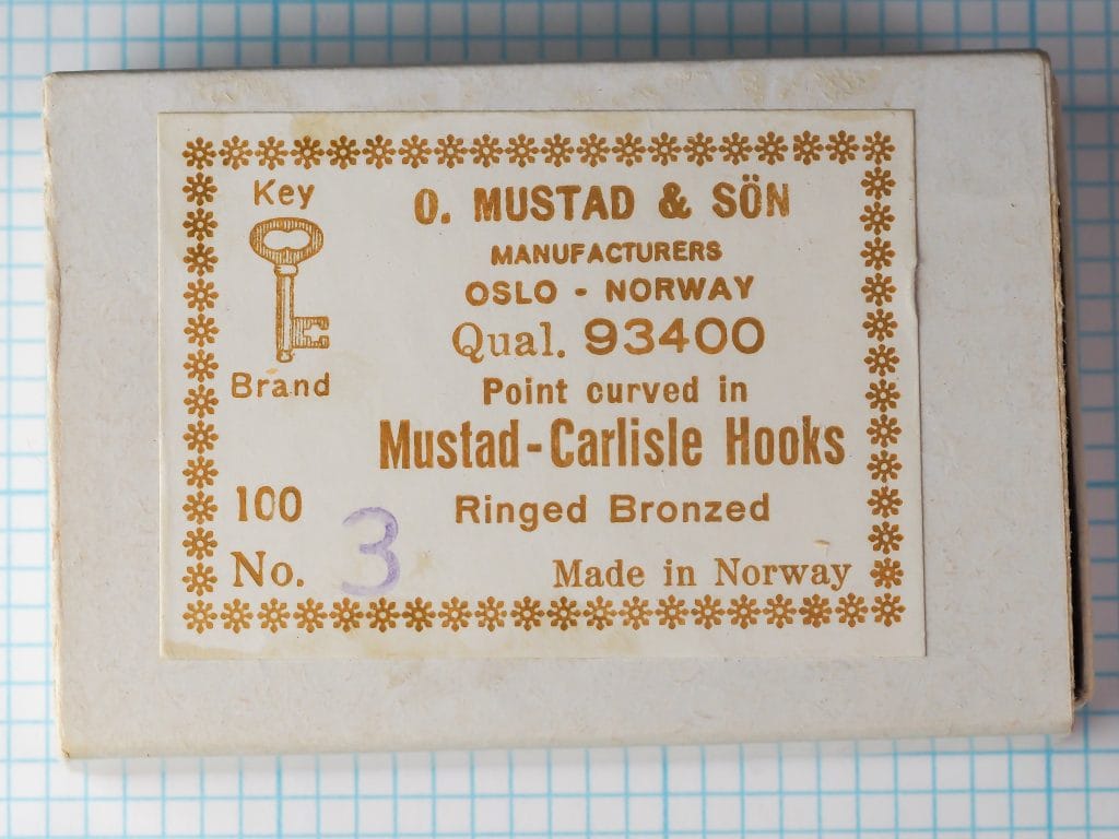 Close view of the Mustad 93400 Key Brand box label marked size 3.