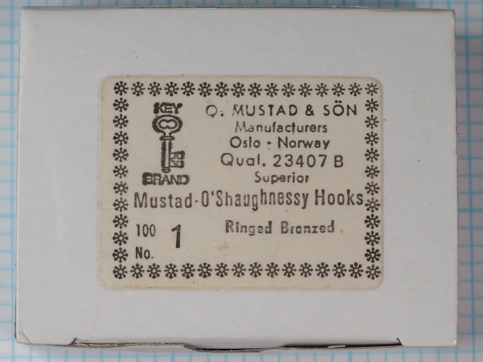 Mustad 23407 D — Key Brand packaging box — size 1/0 — classic snowflake border logo