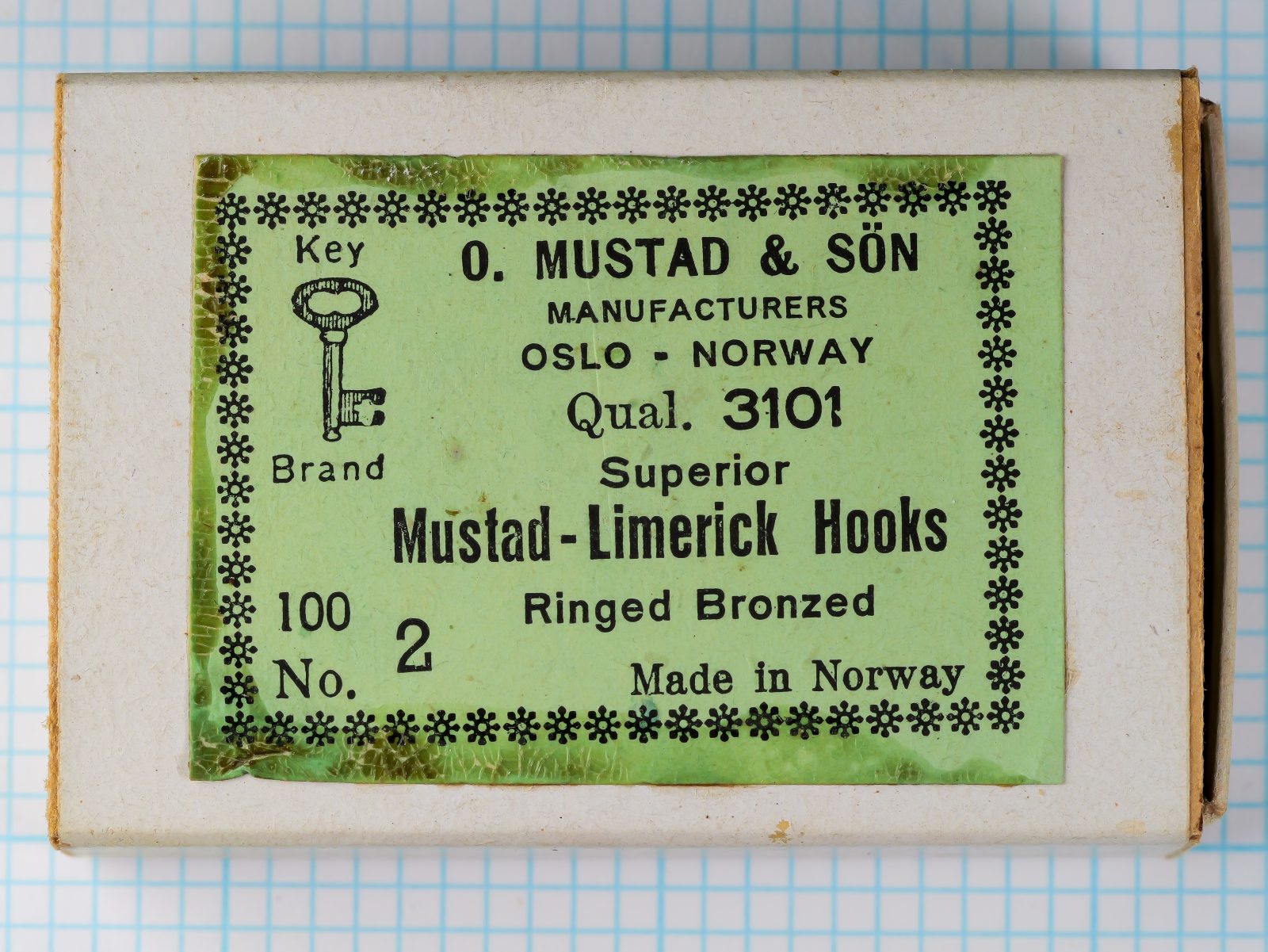 Mustad 3101 Original Packaging — green Key Brand label on cardboard box — size 2 — vintage tackle box