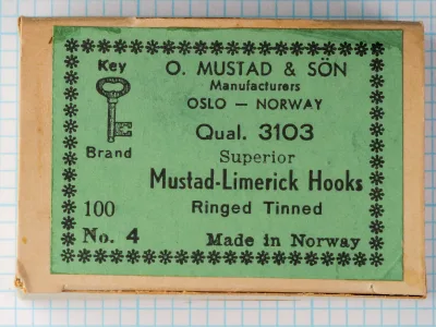 Mustad 3103 — original Key Brand packaging box with green label — size 4 — vintage Norwegian export design