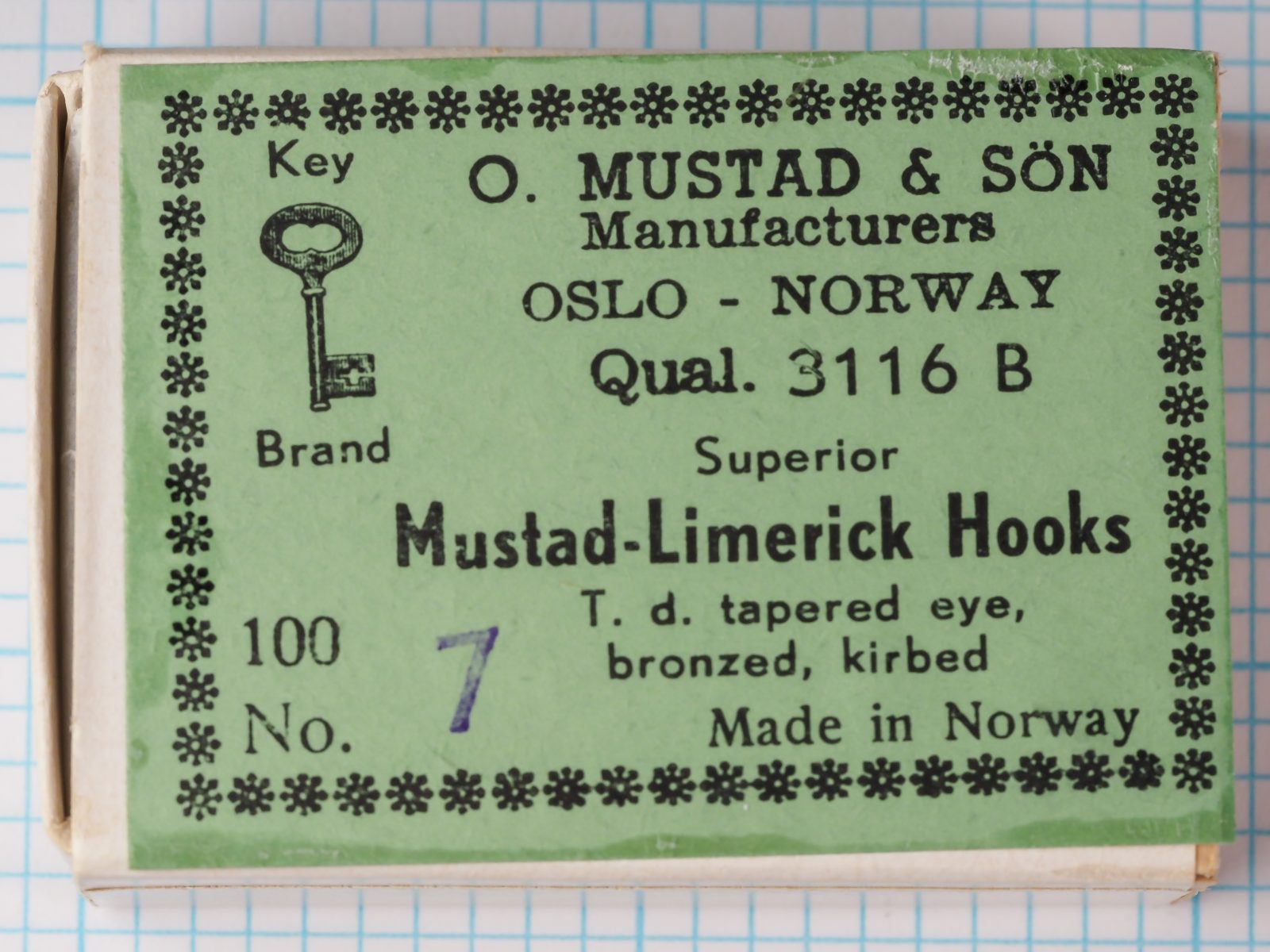 Mustad 3116 B — green Key Brand wrapper and packaging — size 7 — decorative floral border