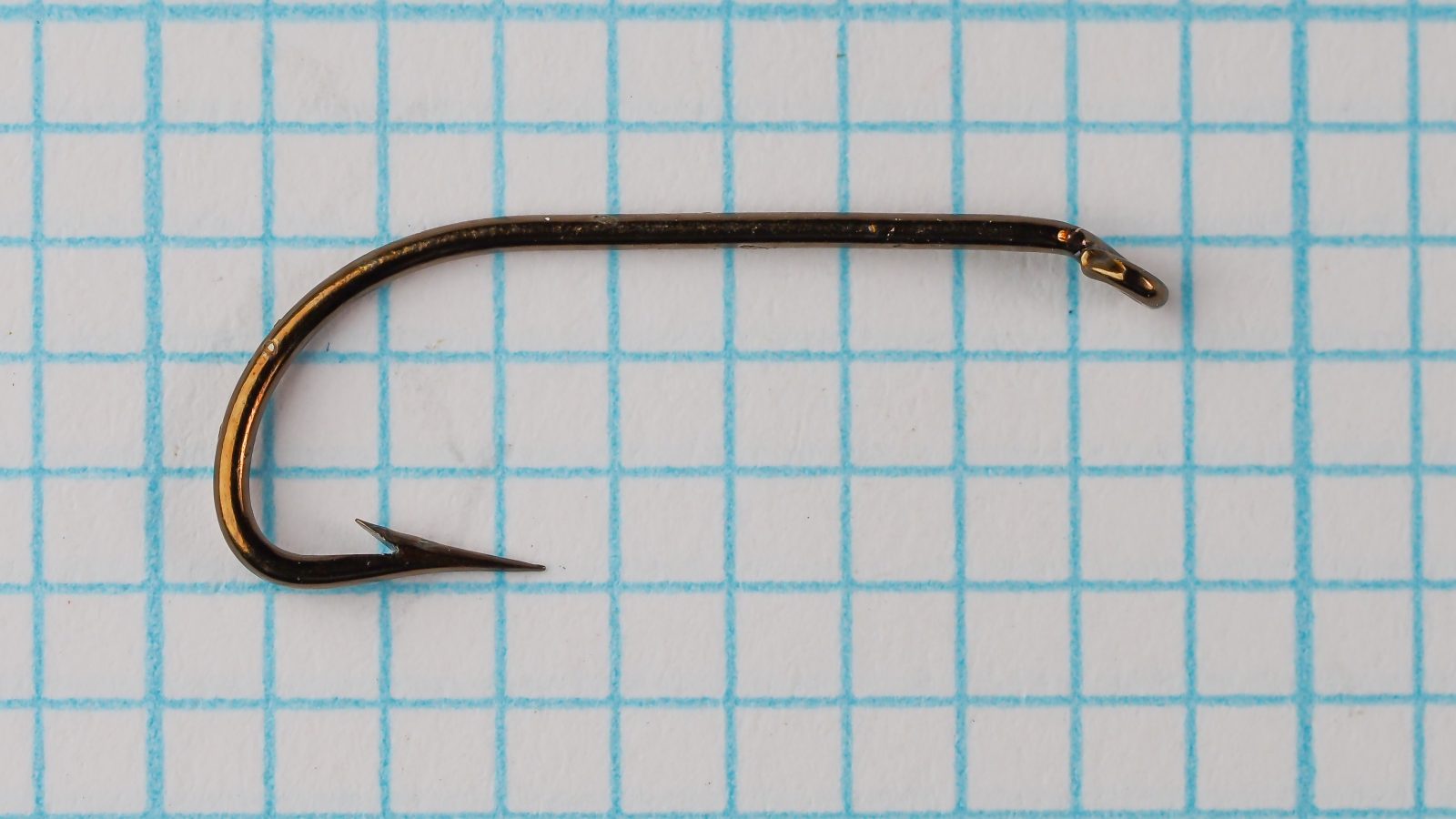 Mustad 3116 B — side profile on measurement grid — size 7 — Limerick bend and bronzed finish