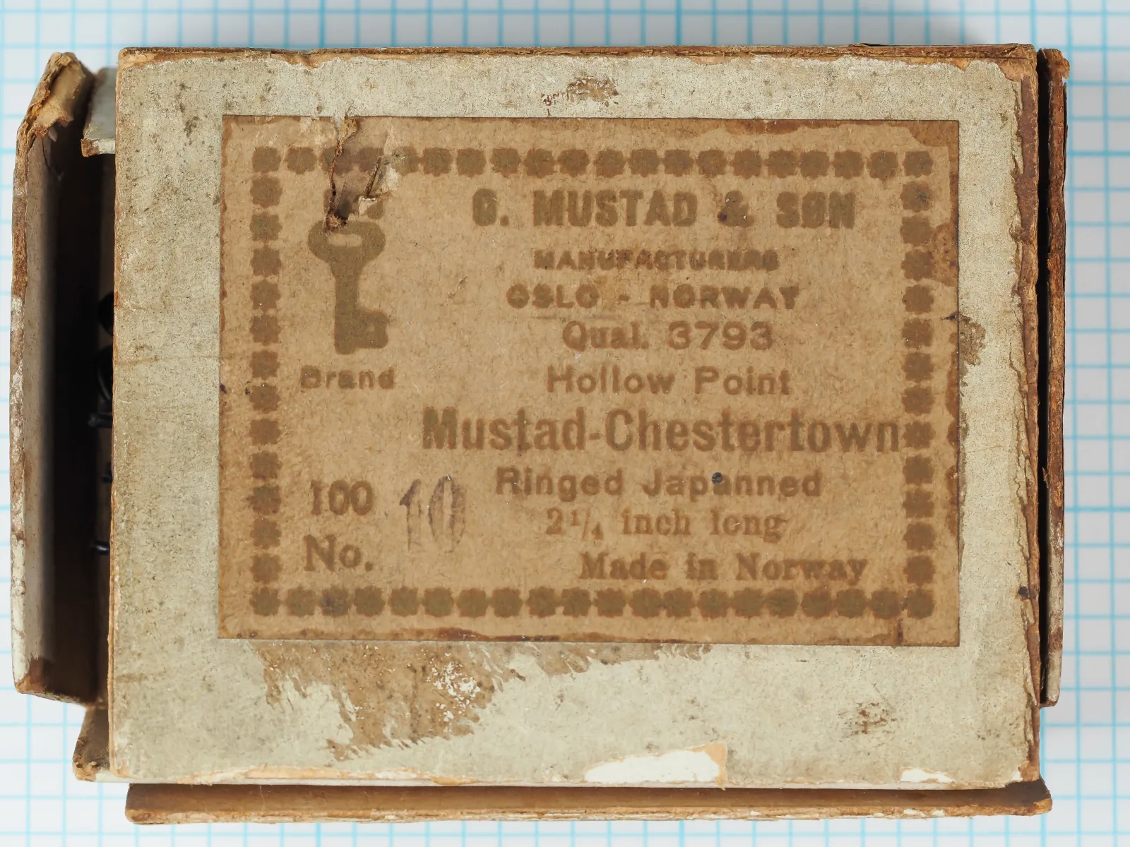 Mustad 3793 Chestertown Box and Label — original cardboard packaging with printed eight-line Mustad label — Size 10 — Key Brand logo and Oslo Norway designation