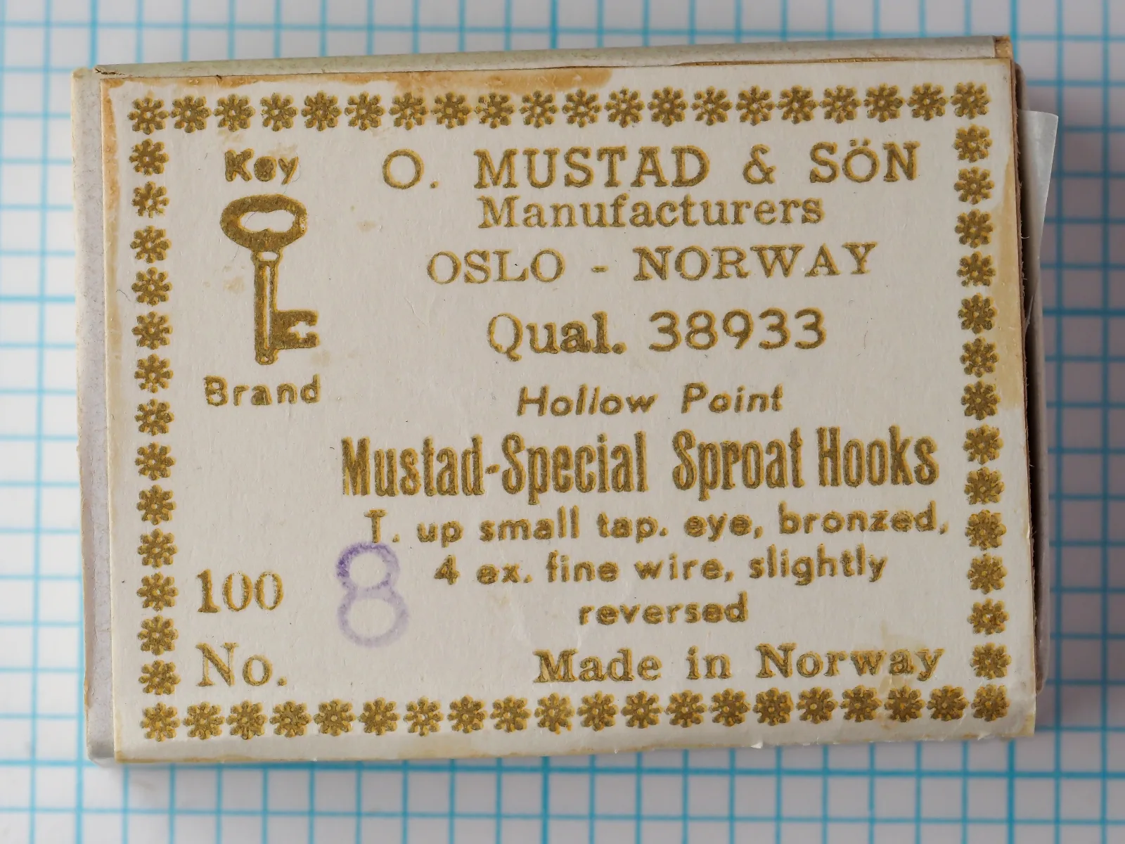 Mustad Quality 38933 Key Brand box marked size 8, with complete Oslo, Hollow Point, Sproat, bronzed, and 4 ex. fine wire label.
