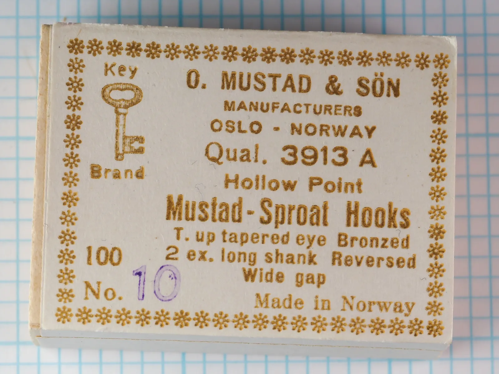 Mustad 3913 A Key Brand box, size 10, with cream label, gold starburst border, and handwritten size mark.
