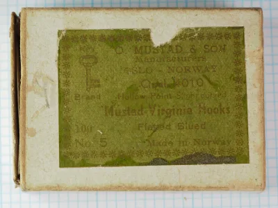 Mustad 4010 — sales card Size 5 — showing front label with burgundy text and Key Brand logo