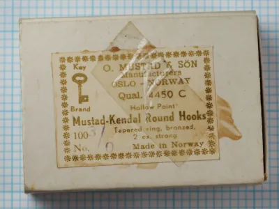 Mustad 4450 C box and label — vintage packaging showing gold-printed eight-line descriptive label with Mustad Key Brand logo — size 3/0 — mid-century Oslo-Norway production