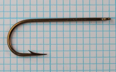 Mustad 4450 C complete hook — overhead view showing full bend and shank — size 3/0 — round Kendal bend profile