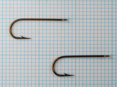 Mustad 4450 C paired hooks — comparative view showing consistency and finish uniformity — size 3/0 — bronzed