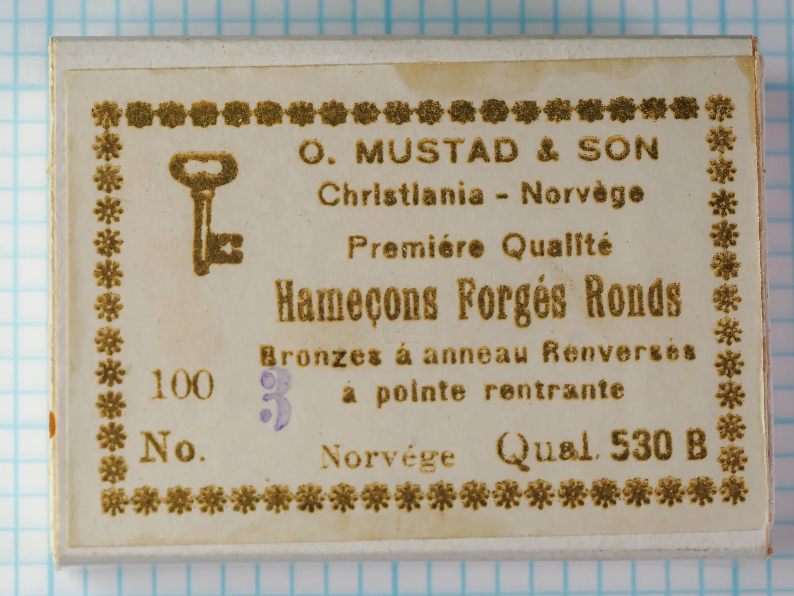 Mustad 530 B — original 100-hook sales card with French and Norwegian text — size 3 — early 20th-century letterpress label with Christiania marking