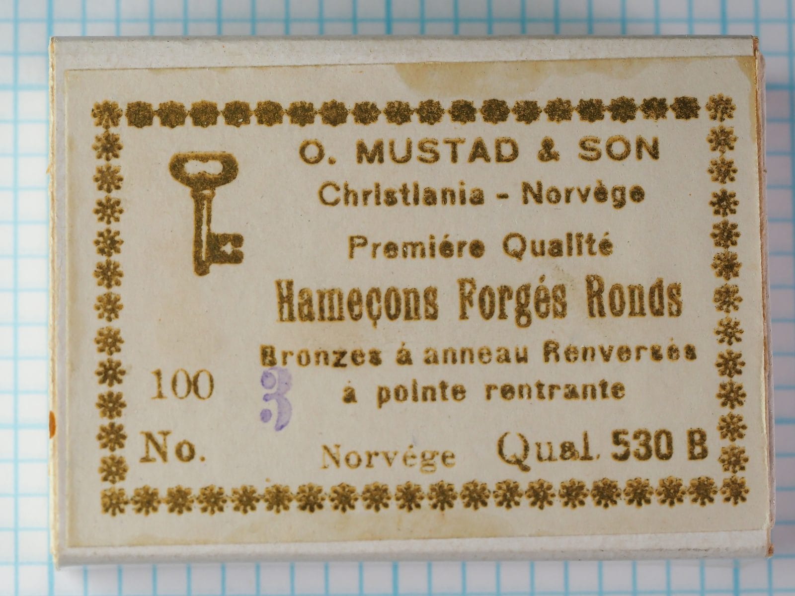 Mustad 530 B — original 100-hook sales card with French and Norwegian text — size 3 — early 20th-century letterpress label with Christiania marking