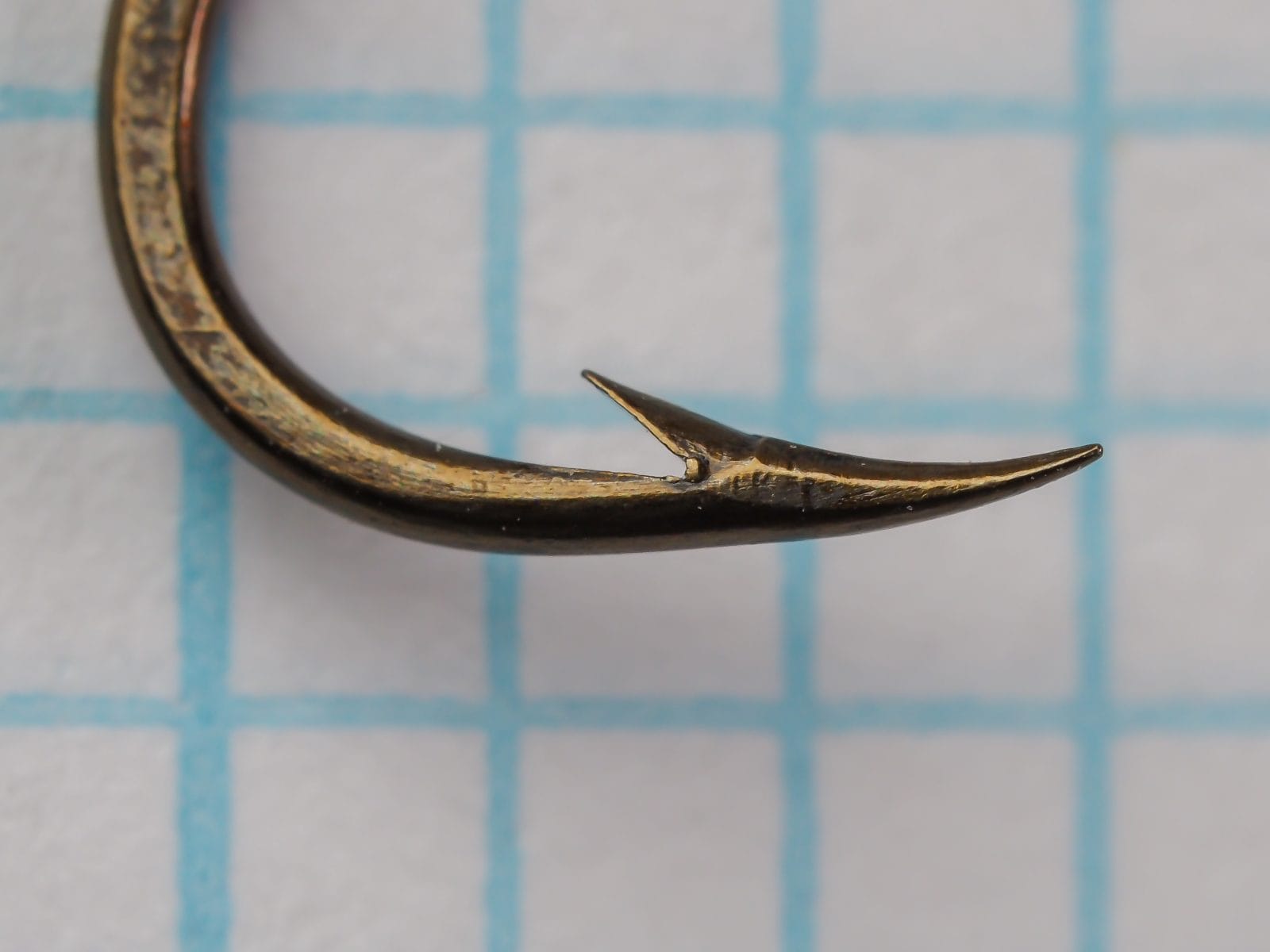 Mustad 530B hook — profile view showing reversed beak point and hook geometry — size 3 — bronzed finish — detail view of point curvature