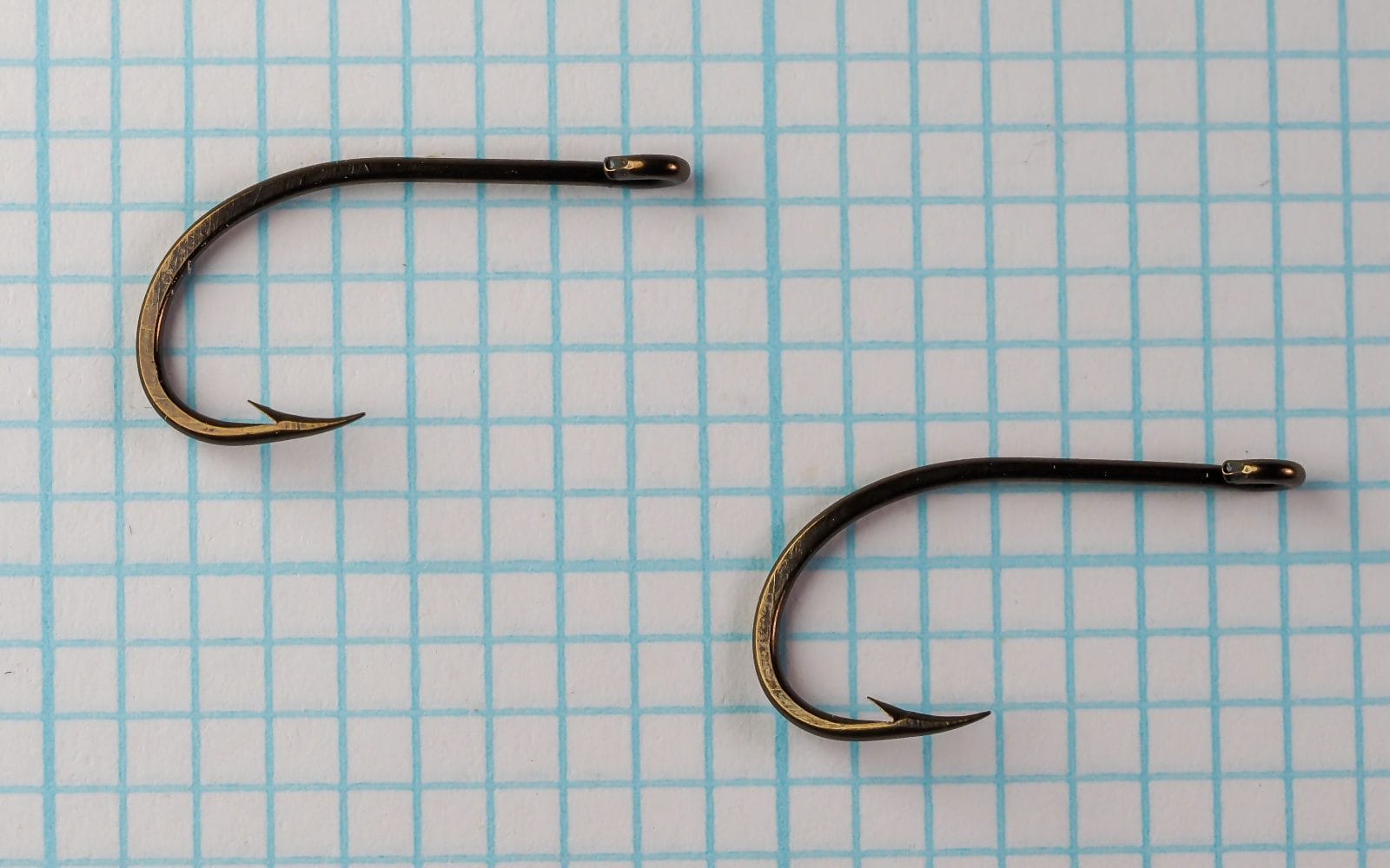 Mustad 530B hooks — multiple specimens — size 3 — comparative view showing consistency of manufacture and uniform bronzed finish