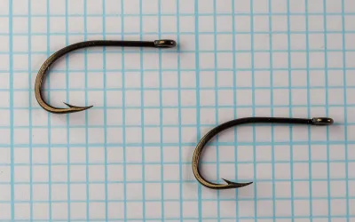 Mustad 530B hooks — multiple specimens — size 3 — comparative view showing consistency of manufacture and uniform bronzed finish