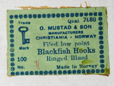 Mustad Qual. 7680 Blackfish Hook — sales card with original packaging, letterpress label, Key Brand logo, Christiania marking, and all 100 hooks intact — size No. 1 — blued finish