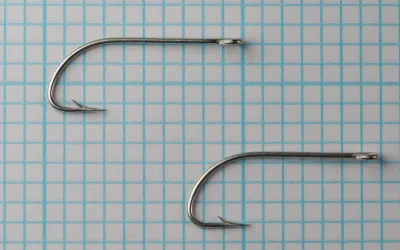 Mustad 8210 — two hooks side-by-side comparison showing size consistency and bend symmetry — size No. 5 — tinned finish