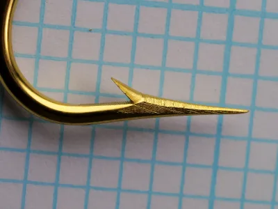 Mustad 91753 hook point — size 6/0 — superior point geometry — lateral high-magnification view showing barb and taper
