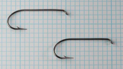 Mustad 9863 Kendal Kirby — multiple hooks from above — size No. 1 — showing consistency of bend and uniform bright finish