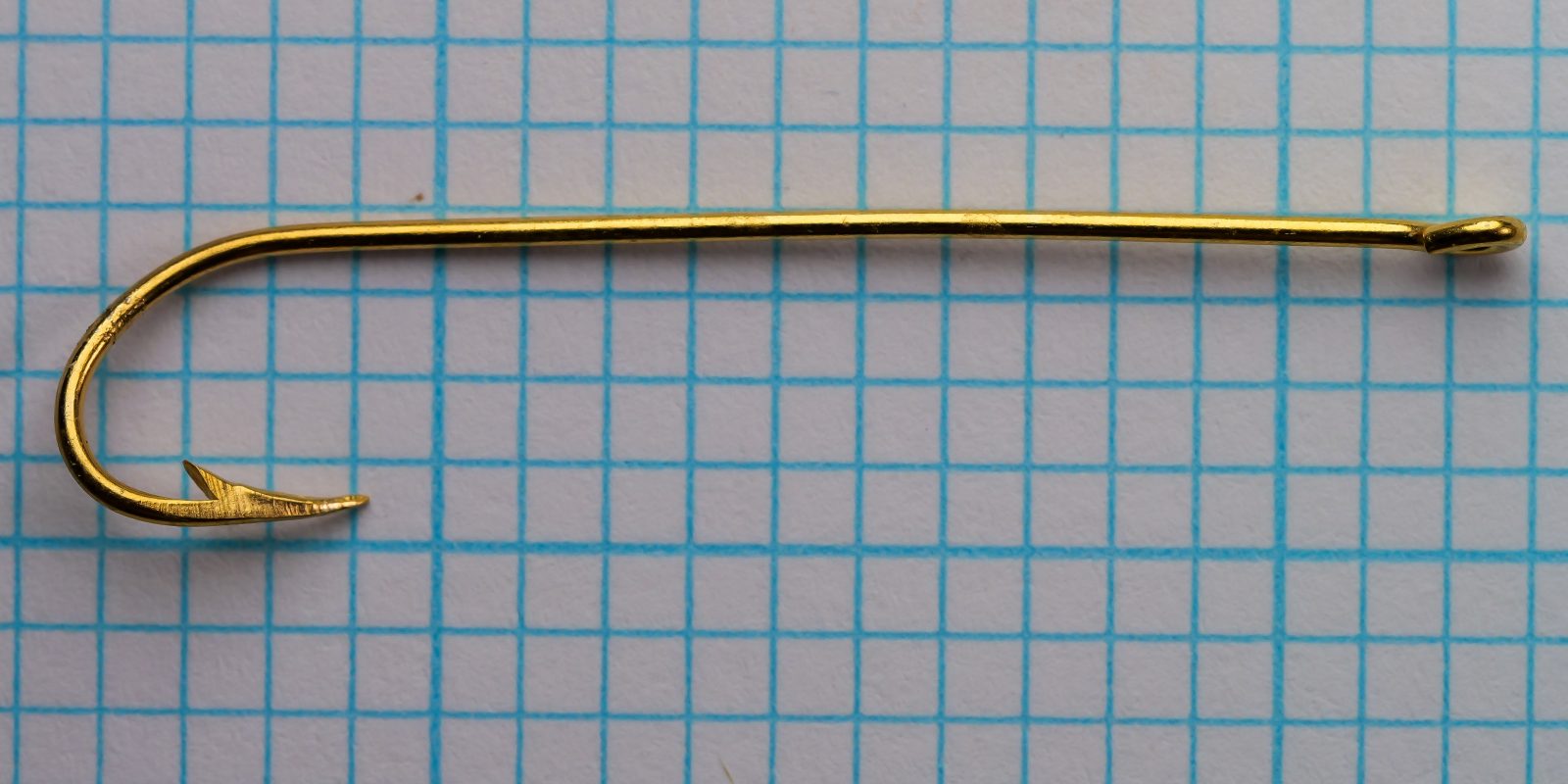 Pflueger Carlisle Pelican 3320-G — full hook in side profile — size 2 — shows shank, sproat bend, and straight-ring eye on measurement grid