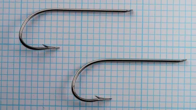 Milward 2310 R Hooks — multiple specimens on grid — size 16 — standard inventory presentation