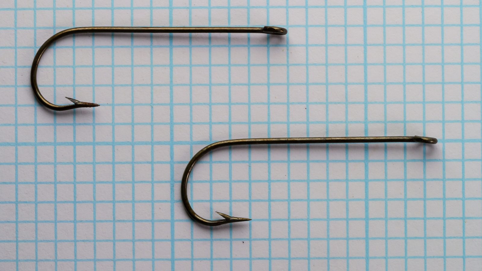 Two Horrocks-Ibbotson No. 465 Aberdeen hooks shown at actual size for comparison.