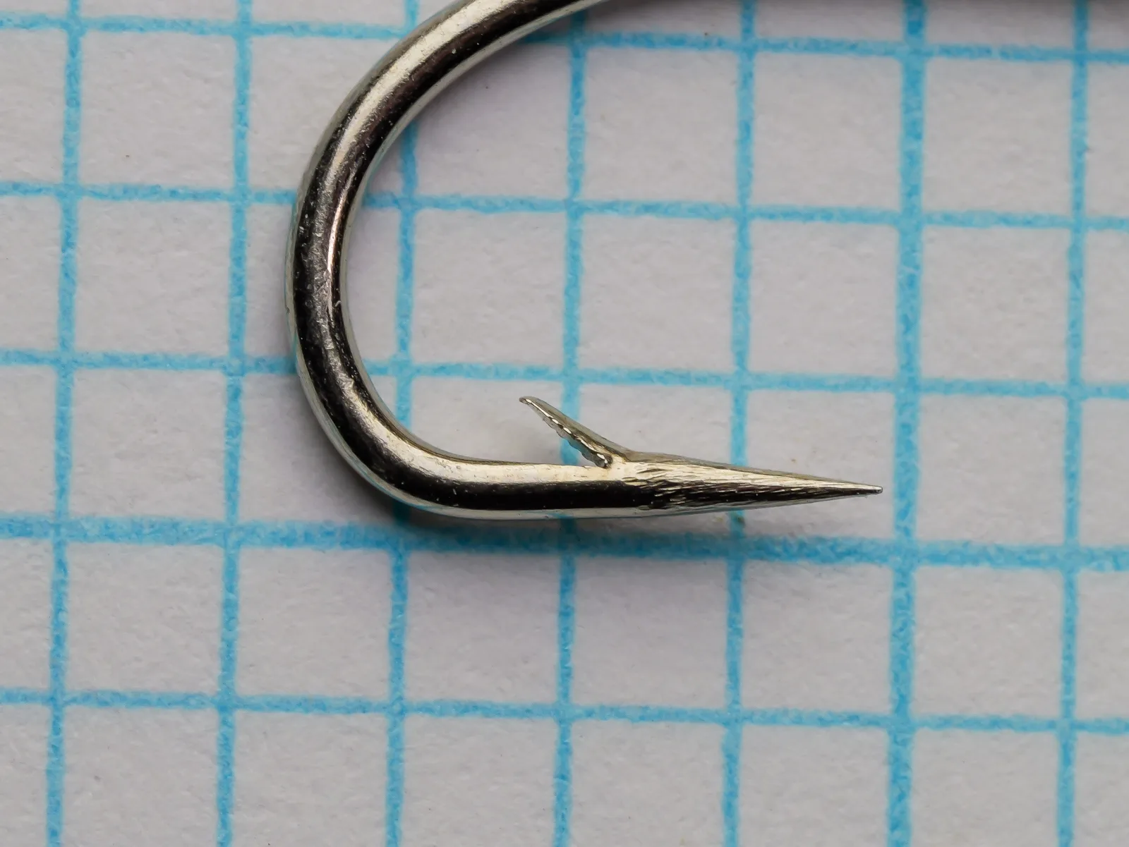 Allcocks S222 Sproat Hook — side profile showing Sproat bend curve and superior point — size 6 — nickelled finish on measurement grid