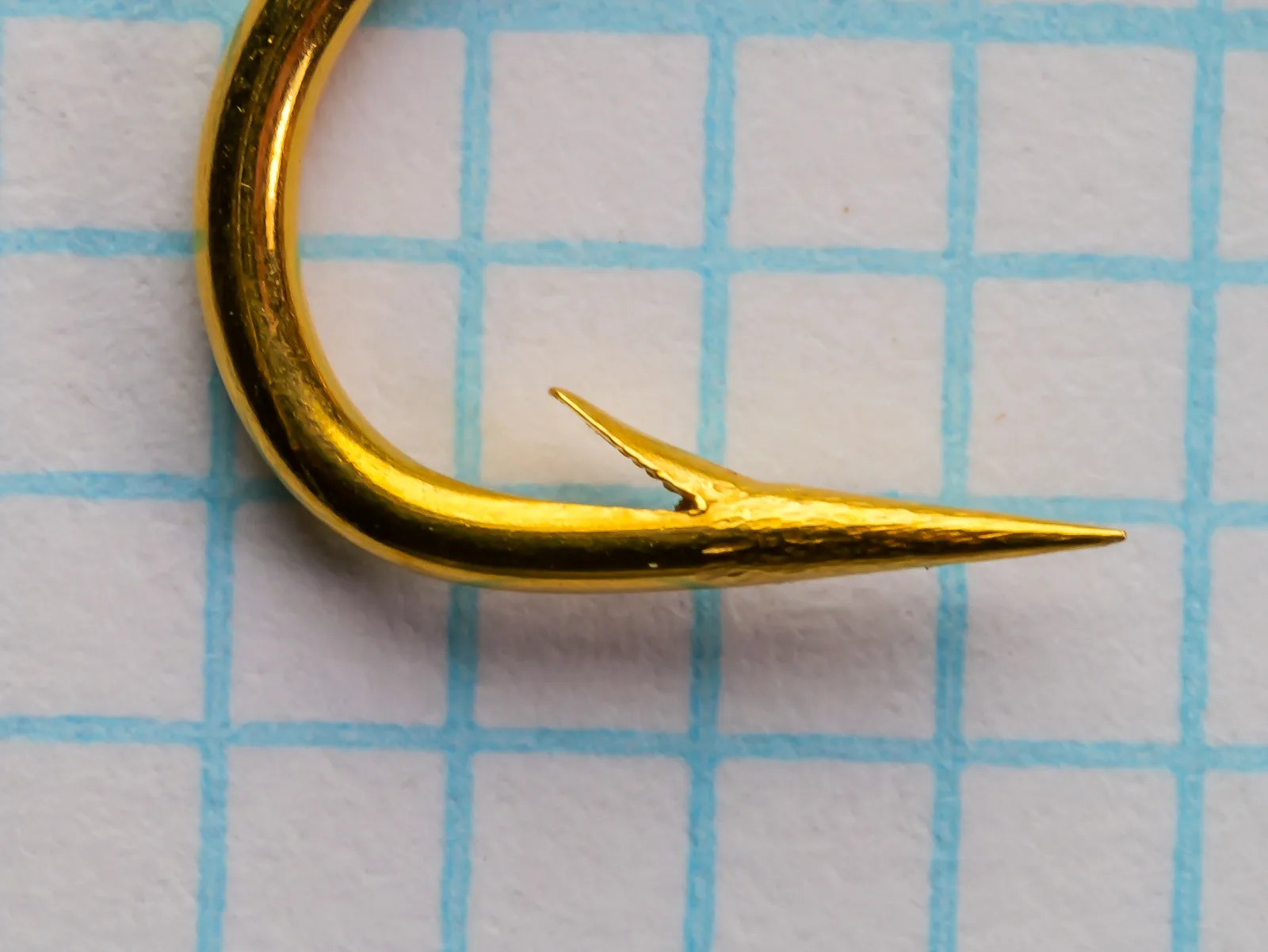 Allcock S216 Sproat Hook — side profile showing gold-plated finish and Sproat bend curve — size 4 — on measurement grid