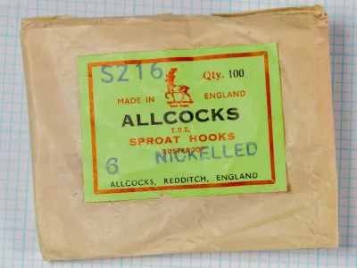 Allcock S216 Sproat Hooks packaging — size 6 Nickelled — lime-green sales card with finish overprint