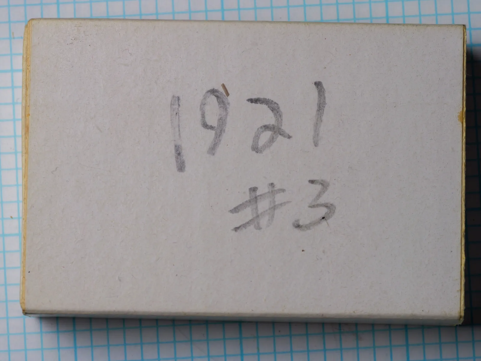 Mustad 1921 — white cardboard box with pencil markings — size 3 — vintage Norwegian packaging