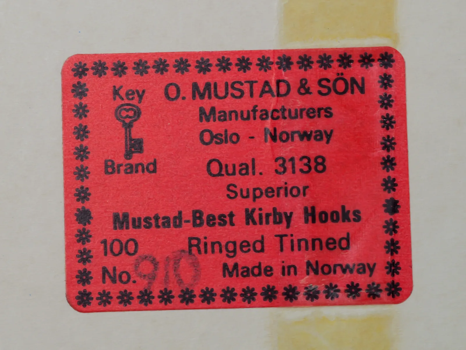 Mustad 3138 Key Brand — red paper label with snowflake border — size 9/0 — tinned Kirby hook packaging