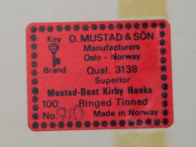 Mustad 3138 Key Brand — red paper label with snowflake border — size 9/0 — tinned Kirby hook packaging