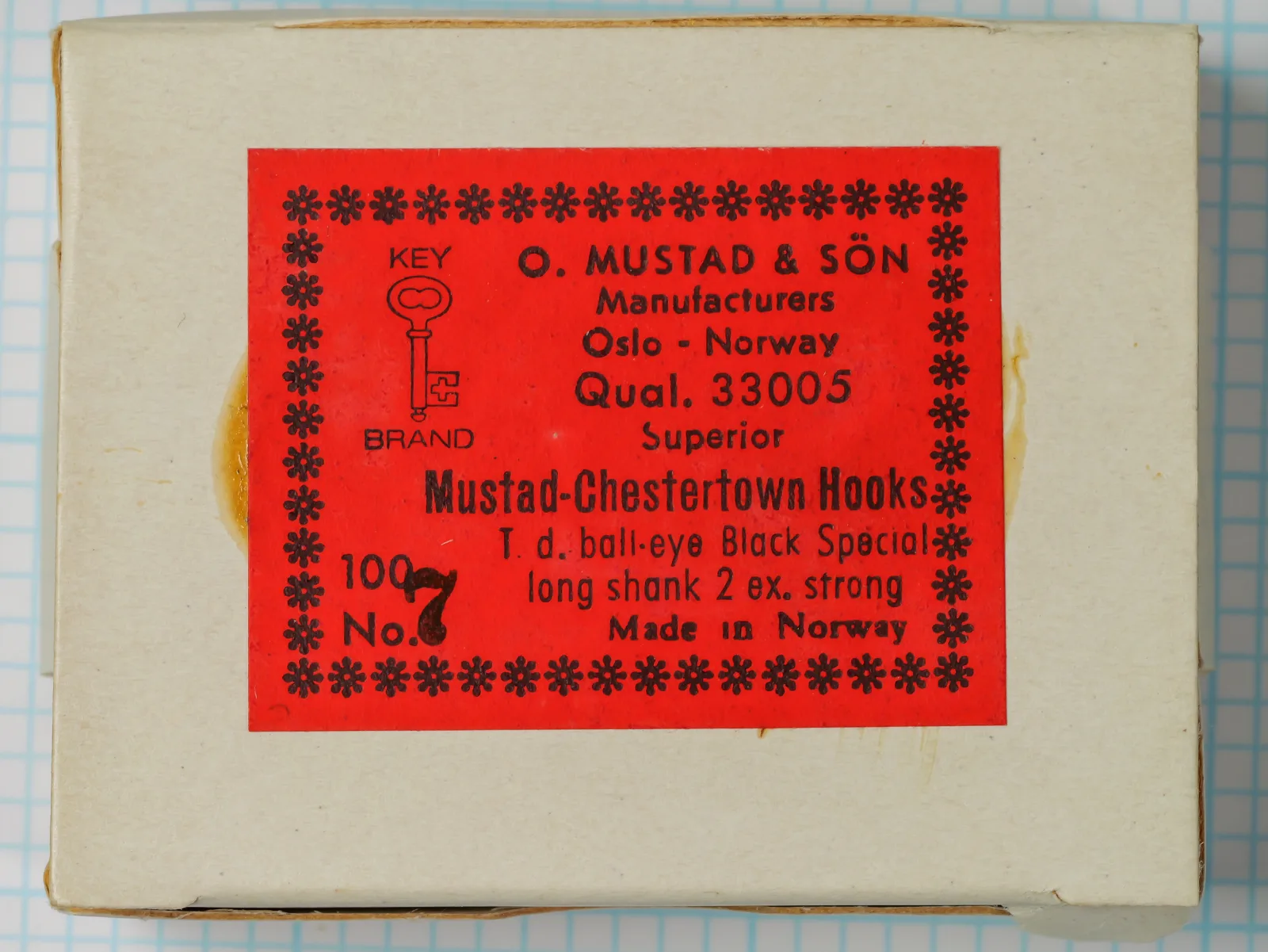 Mustad 33005 Chestertown Hooks — original red paper label on kraft cardboard box — Size No. 7 — KEY BRAND logo with Oslo-Norway address