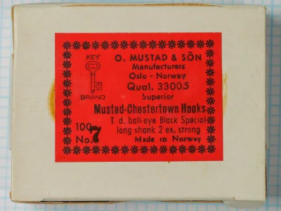 Mustad 33005 Chestertown Hooks — original red paper label on kraft cardboard box — Size No. 7 — KEY BRAND logo with Oslo-Norway address