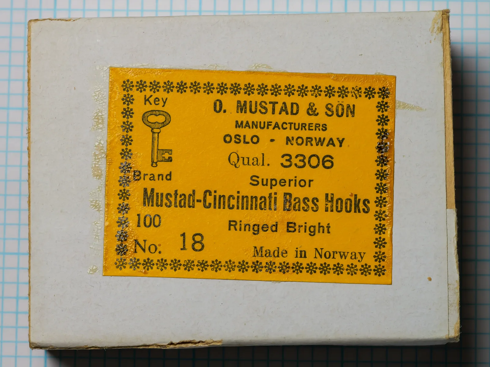 Mustad 3306 Cincinnati Bass Hooks — original yellow-labeled box top — size 18 — Key Brand logo and Oslo Norway imprint