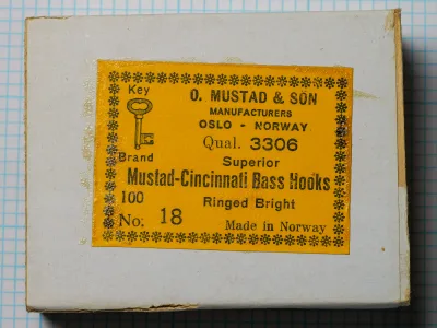 Mustad 3306 Cincinnati Bass Hooks — original yellow-labeled box top — size 18 — Key Brand logo and Oslo Norway imprint