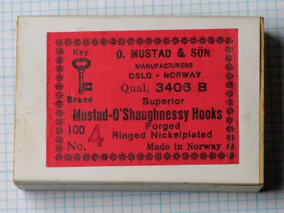 Mustad 3406 B — vintage box and red label — size 4 — Key Brand logo with asterisk border pattern