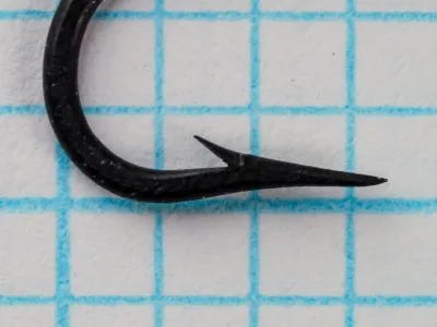 Mustad 3408 — hook point and barb in profile — zinc finish (matte dark grey) — Size 6 — superior point with barb angle