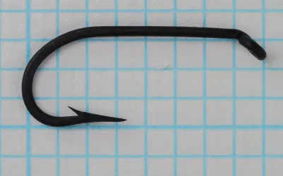 Mustad 3408 — full hook profile — zinc finish — matte dark grey corrosion-resistant coating — Size 6 on measurement grid