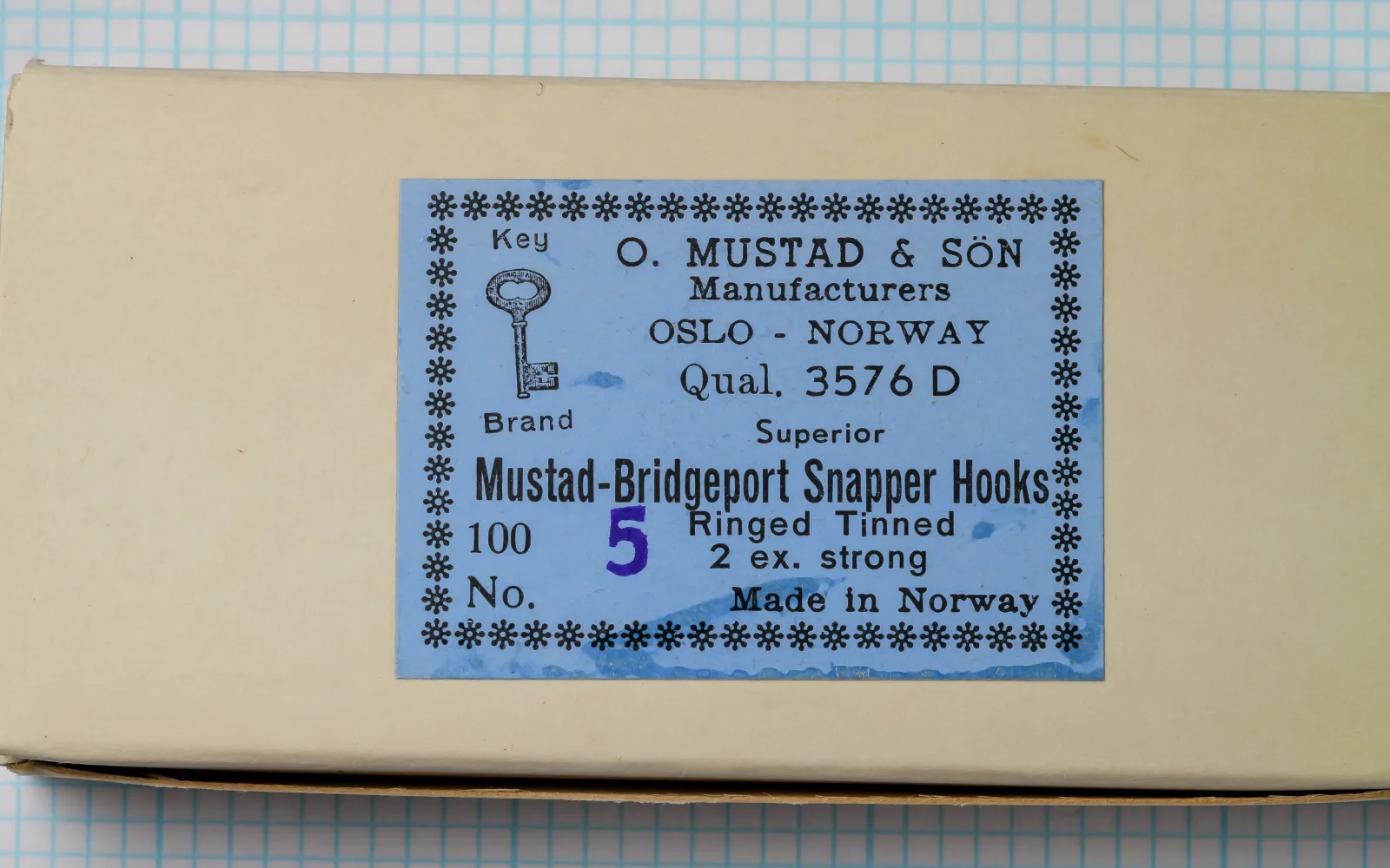 Mustad 3576D Bridgeport Snapper — original blue card packaging with hand-written size designation and tinned finish specification — Size 5 — Oslo, Norway manufacture mark