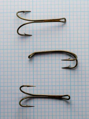 Mustad 3582 — comparative hook sizes — multiple specimens — showing size gradation